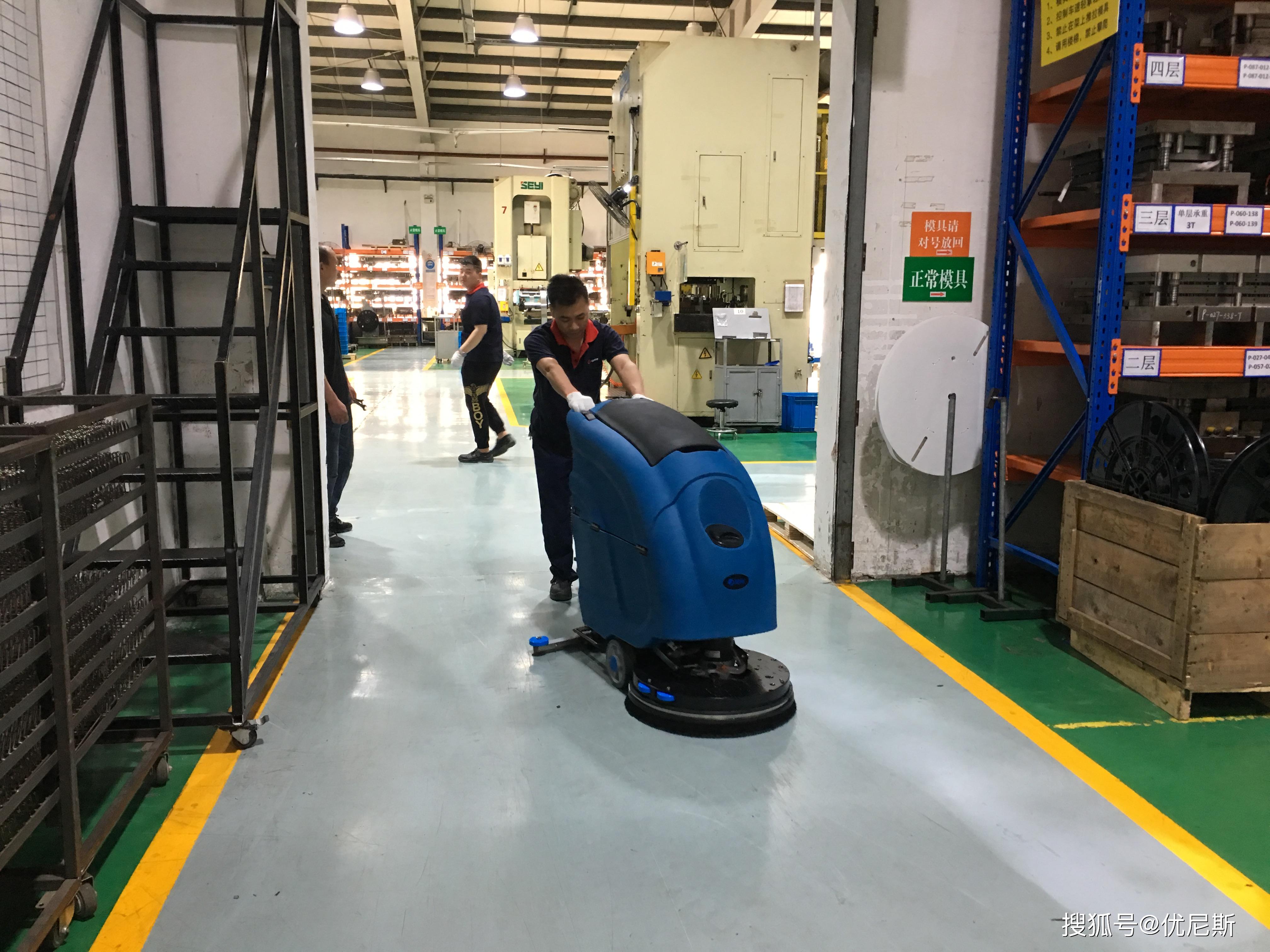 工厂车间仓库地面清洗优选方案 优尼斯洗地机与空气净化设备协同作业探讨